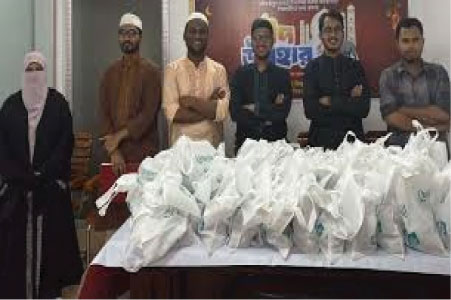 ঈদে ঢাকায় থাকা শিক্ষার্থীদের পাশে জকসু : দুই শতাধিককে উপহার